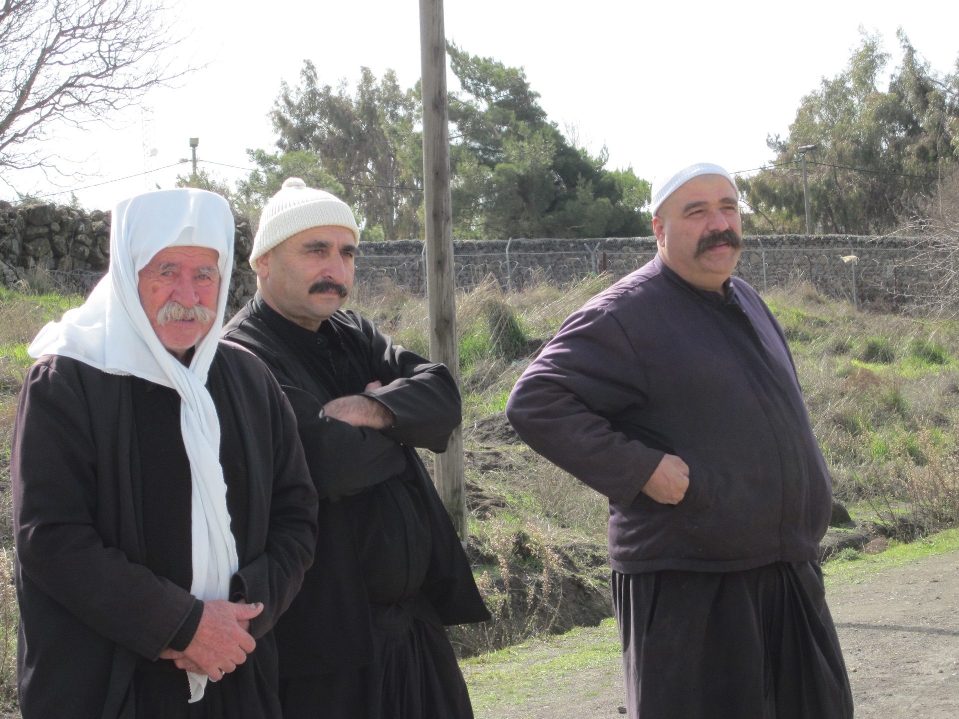 Druze farmers loading crates of apples at the Quneitra crossing on the Golan
